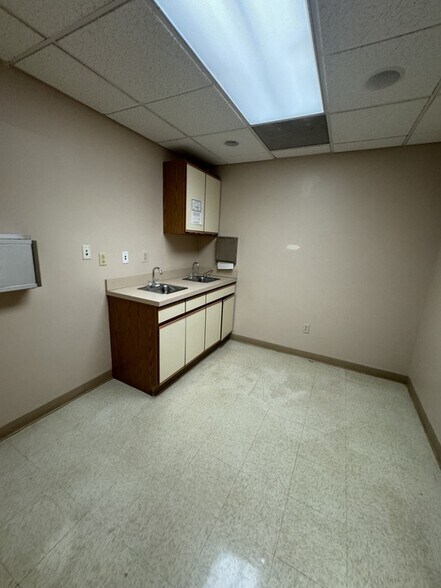 More Photos Of 12 Case St, Norwich Medical For Sale