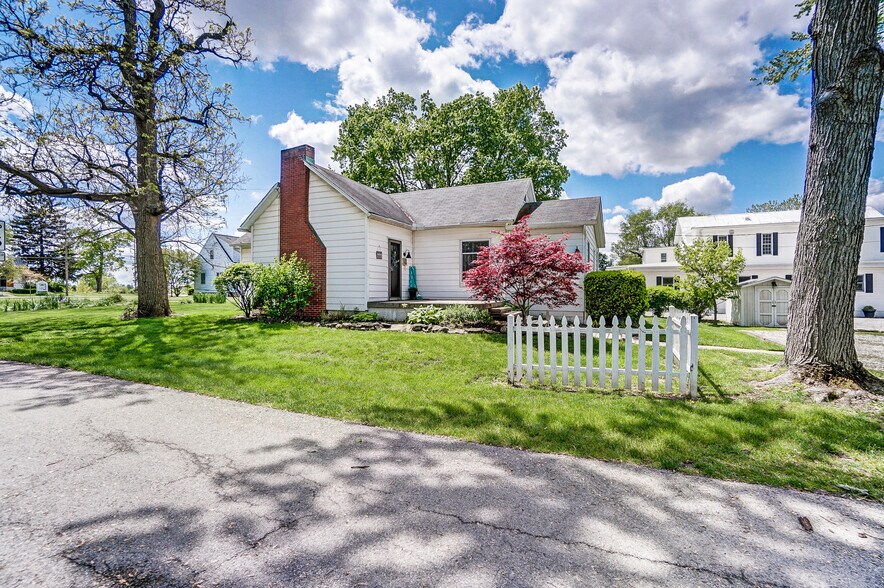More Photos Of 1550 Lewis Center Rd, Lewis Center Freestanding For Sale