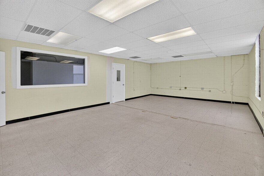 More Photos Of 8300 Merrifield Ave, Fairfax Light Distribution For Sale