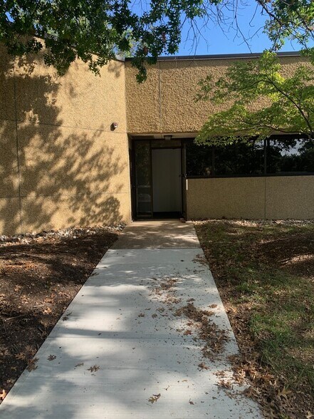 More Photos Of 8 Quakerbridge Plz, Hamilton Office For Sale