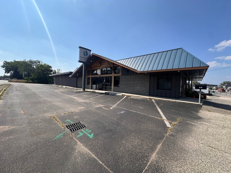 More Photos Of 1623-1635 Chicago Dr SW, Grand Rapids Freestanding For Lease