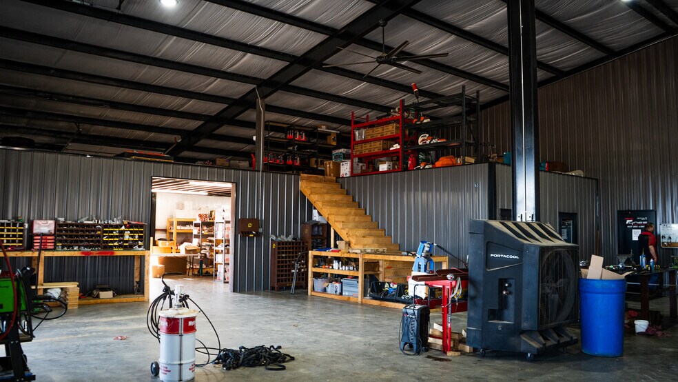 More Photos Of 1885 17th NE st, Paris General Retail For Sale