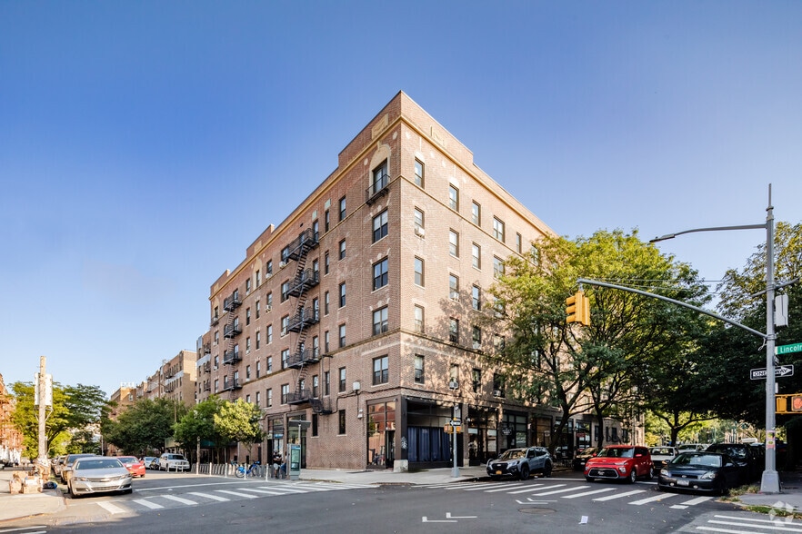 Primary Photo Of 225 Eastern Pky, Brooklyn Apartments For Lease