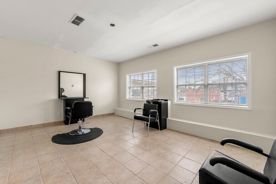 More Photos Of 1181 SW Lee St, Atlanta Office For Sale