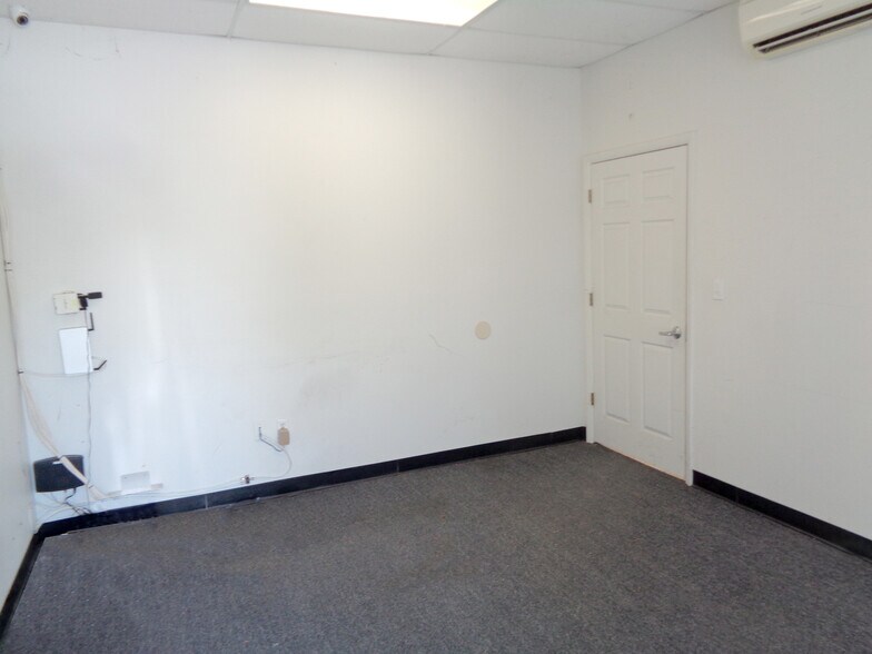 More Photos Of 5501-5553 N Nob Hill Rd, Sunrise Light Distribution For Lease