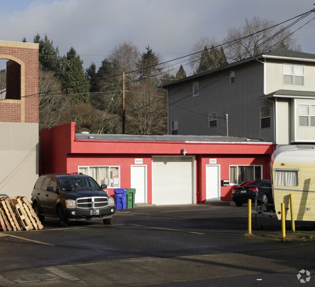 More Photos Of 2019-2021 SE Belmont St, Portland Showroom For Lease
