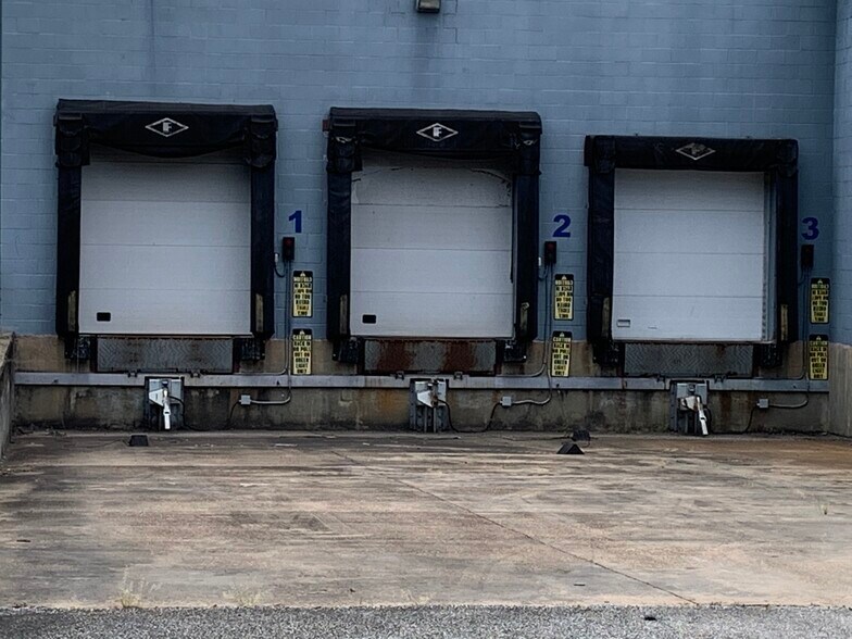 More Photos Of 2800 S MacArthur Dr, Alexandria Light Distribution For Lease