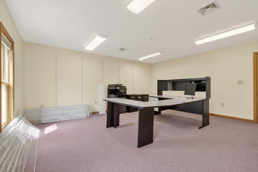 More Photos Of 25 Country Club Rd, Gilford Medical For Sale