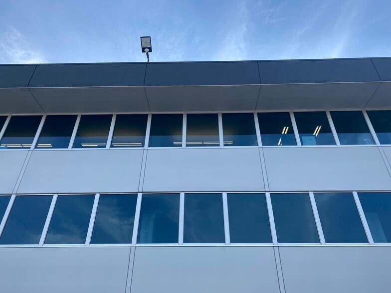 More Photos Of 1833 E 17th St, Santa Ana Office For Lease