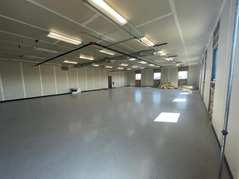 More Photos Of 221 W 44th St, Kearney Showroom For Lease