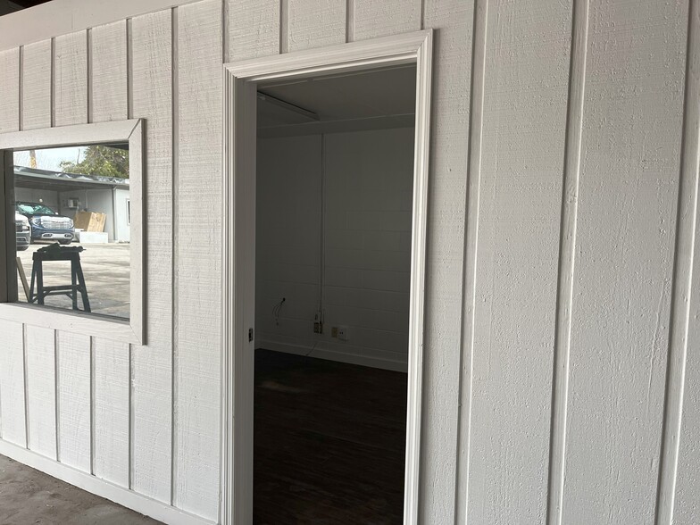 More Photos Of 7441 Silver Lake Ter, Jacksonville Warehouse For Lease