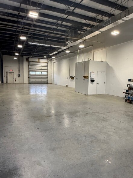 More Photos Of 16360 Innovation Ln, Fort Myers Showroom For Lease