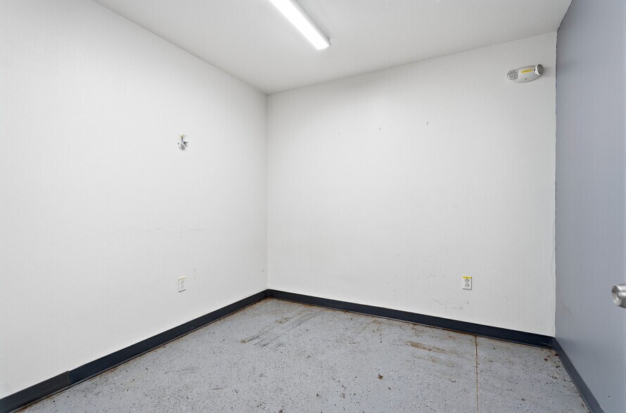 More Photos Of 22900 W Skelly Rd, Haskell Light Manufacturing For Sale