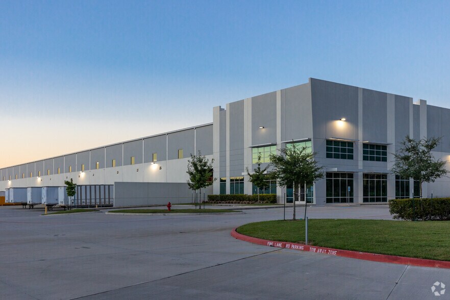 More Photos Of 8221 Volta Dr, Humble Distribution For Lease