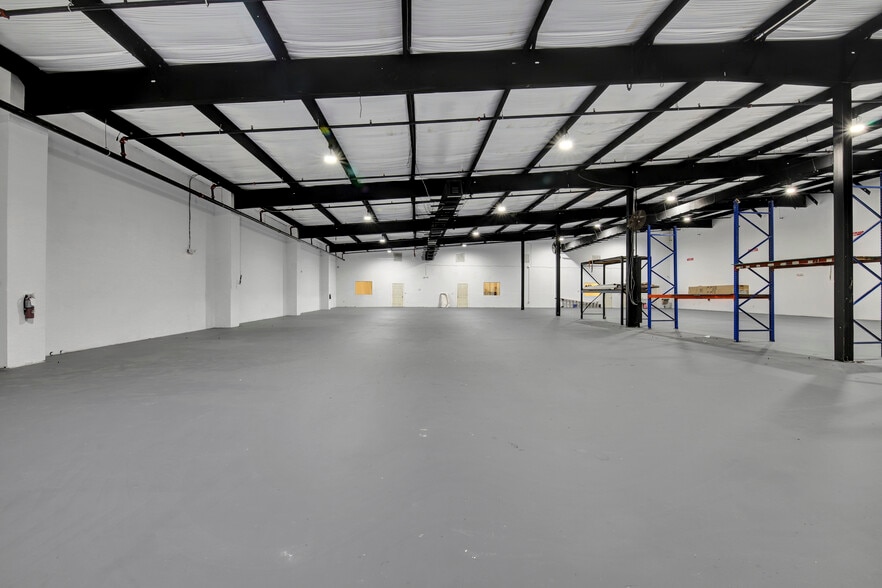 More Photos Of 901 Central Florida Pky, Orlando Warehouse For Lease