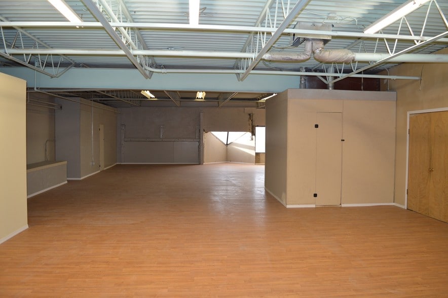 More Photos Of 9742 54 Av NW, Edmonton Showroom For Lease