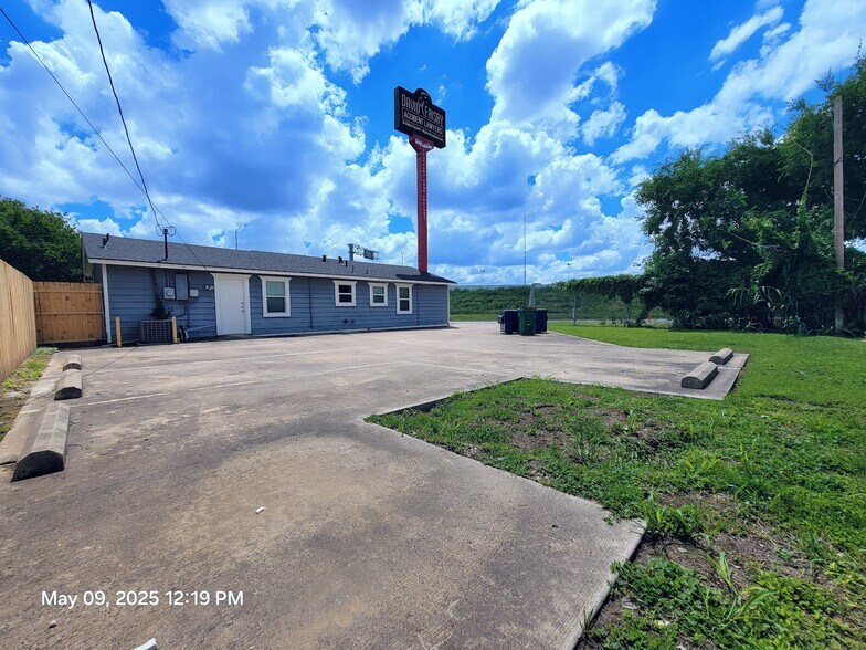 More Photos Of 1913 Hemlock Dr, Haltom City Office For Sale