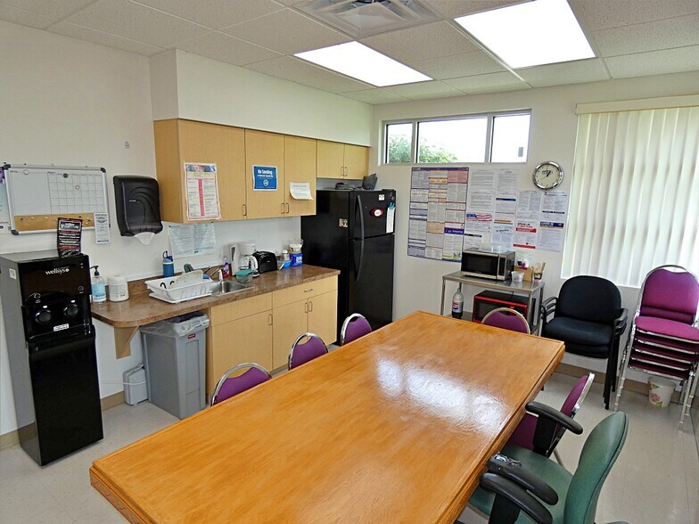 More Photos Of 6934 Elaine Dr, Niagara Falls Office For Sale