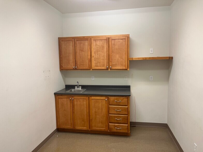 More Photos Of 8601 W Clearwater Ave, Kennewick Office For Sale