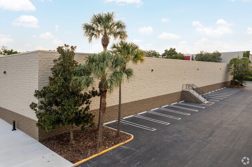 More Photos Of 350 Altamonte Dr, Altamonte Springs Department Store For Lease