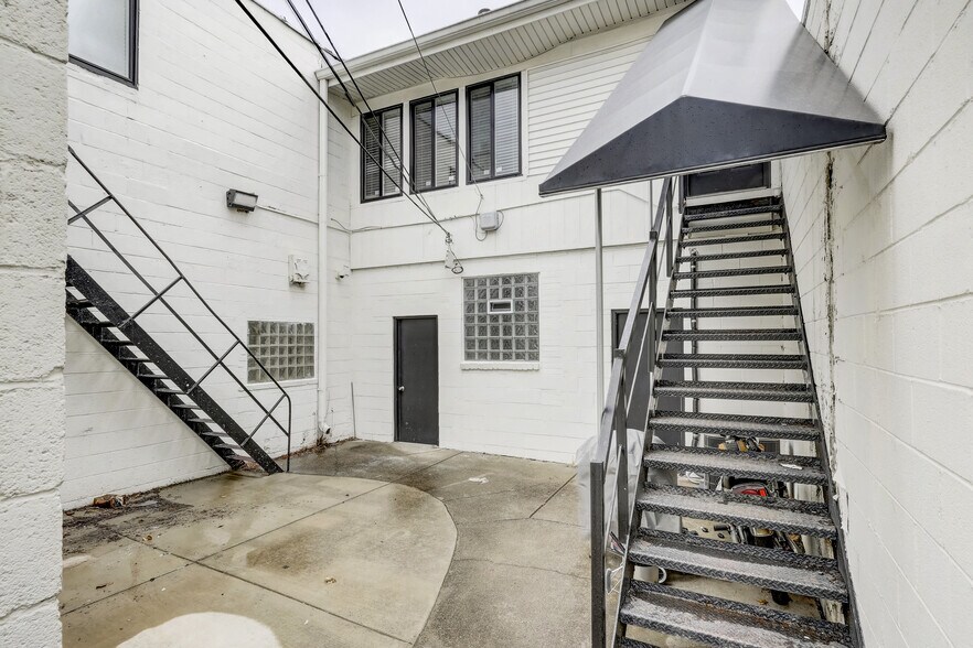 More Photos Of 23831-23833 John R Rd, Hazel Park Storefront Retail Residential For Lease