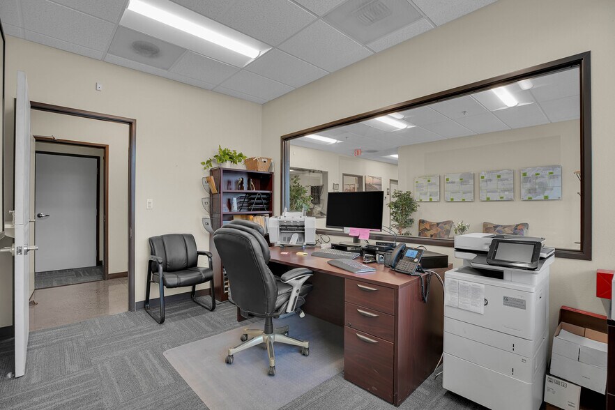 More Photos Of 7025 N Leadbetter Rd, Portland Service For Lease