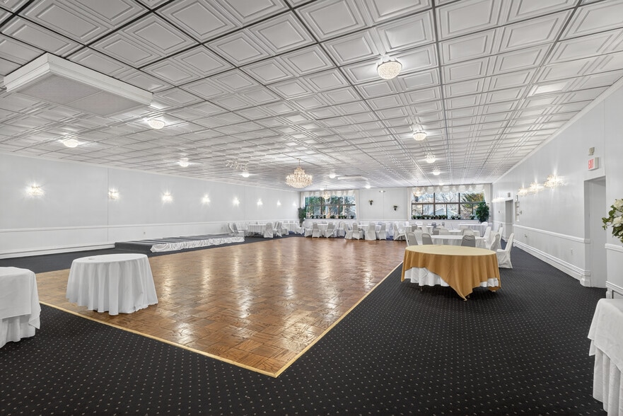 More Photos Of 1146 Spindle Hill Rd, Wolcott Freestanding For Sale