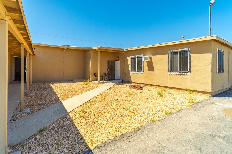 More Photos Of 8837 E Palmdale Blvd, Palmdale Research And Development For Sale