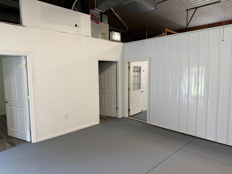 More Photos Of 811 Kim Dr, Mason Warehouse For Lease