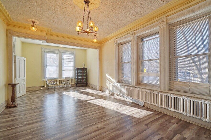 More Photos Of 215 St De Castelnau E, Montréal General Retail For Lease
