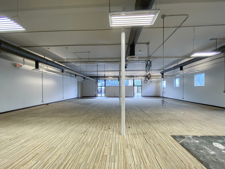 More Photos Of 120 E 42nd St, Savannah Bar For Lease