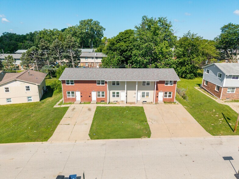 Primary Photo Of 2704 Magnolia Dr, Bettendorf Multifamily For Sale