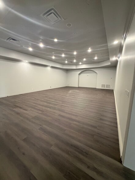More Photos Of 10934 E 55th Pl, Tulsa Distribution For Lease