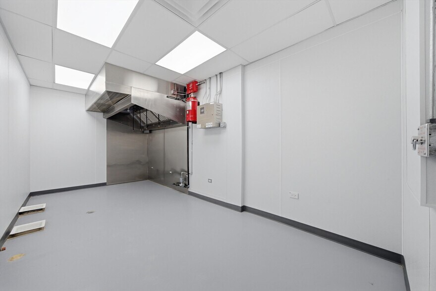 More Photos Of 2201 W Howard St, Chicago Restaurant For Lease