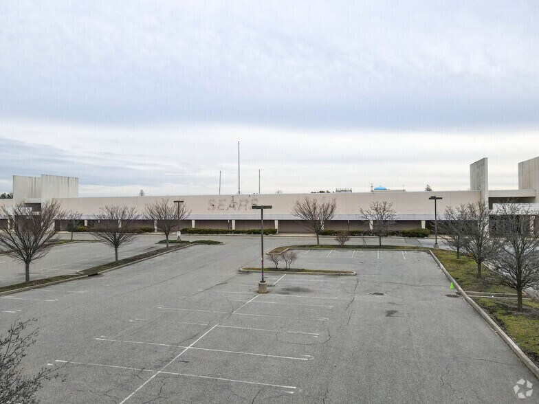 More Photos Of 195 N Broadway, Hicksville General Retail For Lease