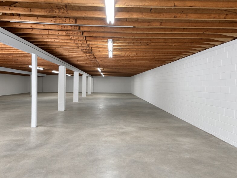 More Photos Of 453 Schmitt Rd, Rossville Warehouse For Lease