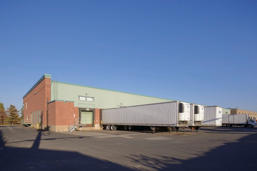 More Photos Of 874-896 Rue Jean-Neveu, Longueuil Warehouse For Lease