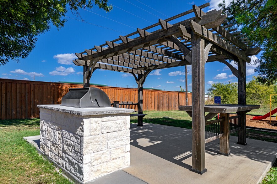 More Photos Of 2010 Estrada Pky, Irving Apartments For Sale