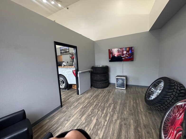 More Photos Of 7439 Old Seward Hwy, Anchorage Storefront Retail Office For Lease