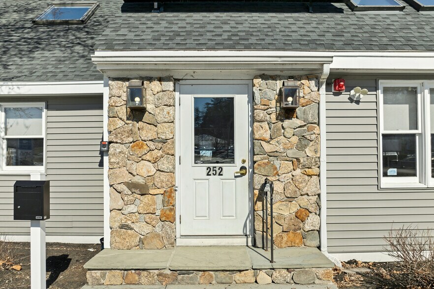 More Photos Of 252 Daniel Webster Hwy, Meredith Office For Sale