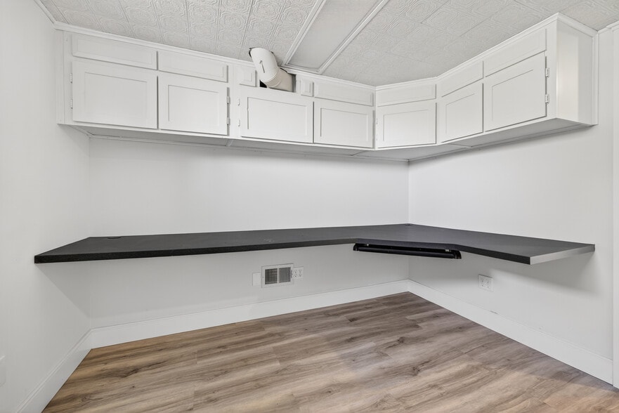 More Photos Of 239 E Main St, Clinton Office For Sale