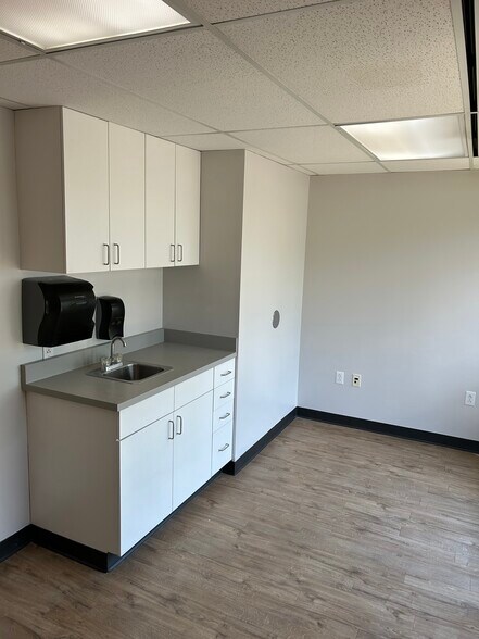 More Photos Of 9719 Olive Blvd, Olivette Medical For Lease