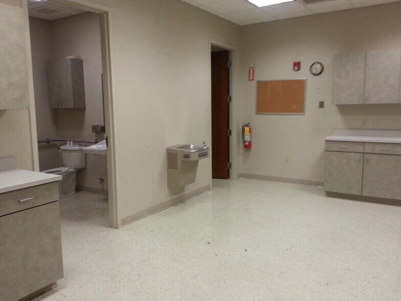 More Photos Of 5170 Charlestown Rd, New Albany Storefront Retail Office For Lease