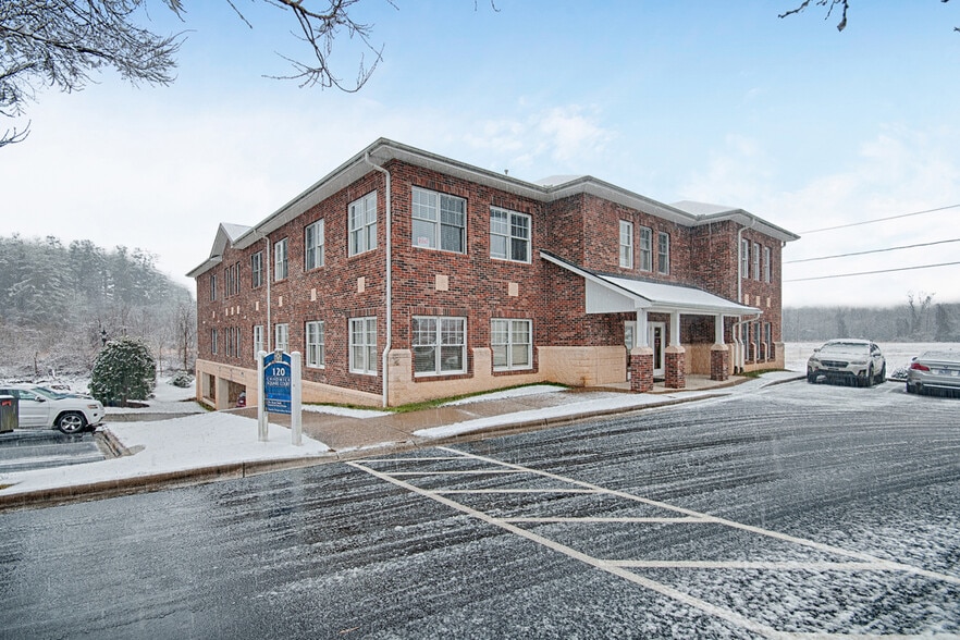 Primary Photo Of 120 Chadwick Square Ct, Hendersonville Medical For Lease