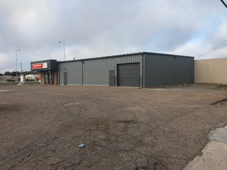 More Photos Of 2006 50th St, Lubbock Flex For Lease