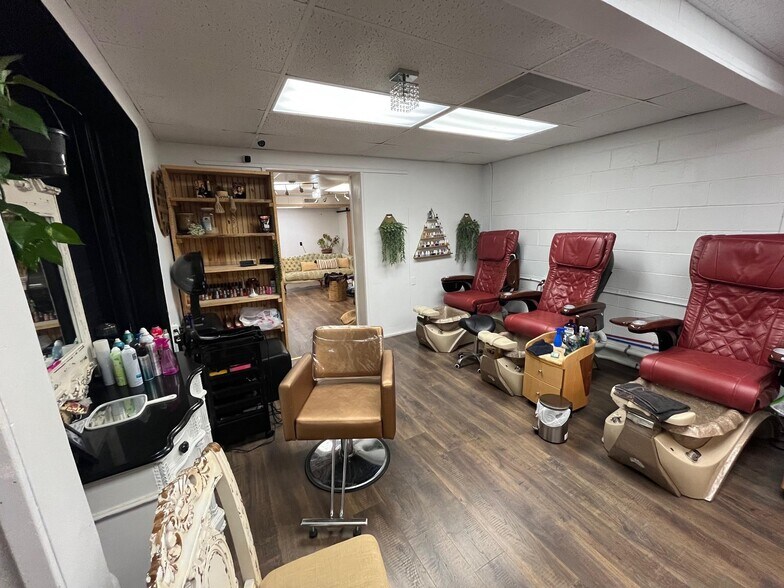 More Photos Of 208 W Main St, Mountain View General Retail For Sale