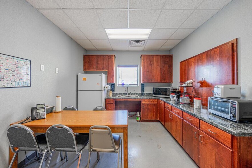 More Photos Of 650 S John Ben Shepperd Pky, Odessa Office For Sale