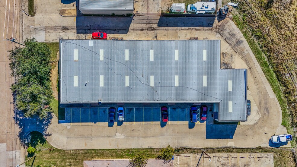 More Photos Of 8160 Moberly Ln, Dallas Light Manufacturing For Lease