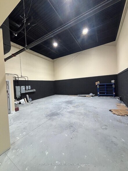 More Photos Of 587 Hanlon Creek Blvd, Guelph Showroom For Sale