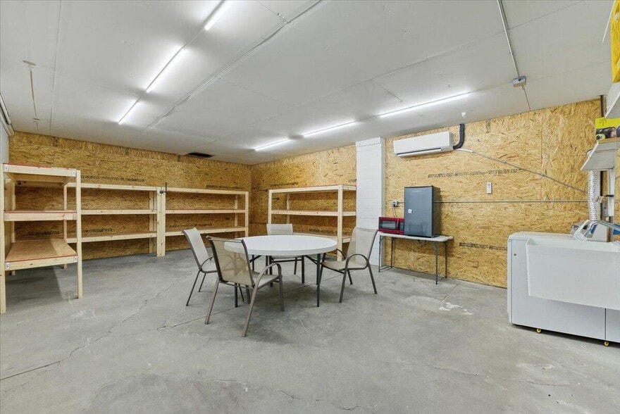 More Photos Of 724 Creek Top St, Council Bluffs Warehouse For Lease